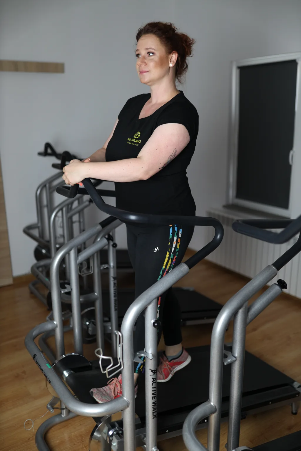 Ewa z klientką na bieżniach mechanicznych w ME Studio Chrzanów