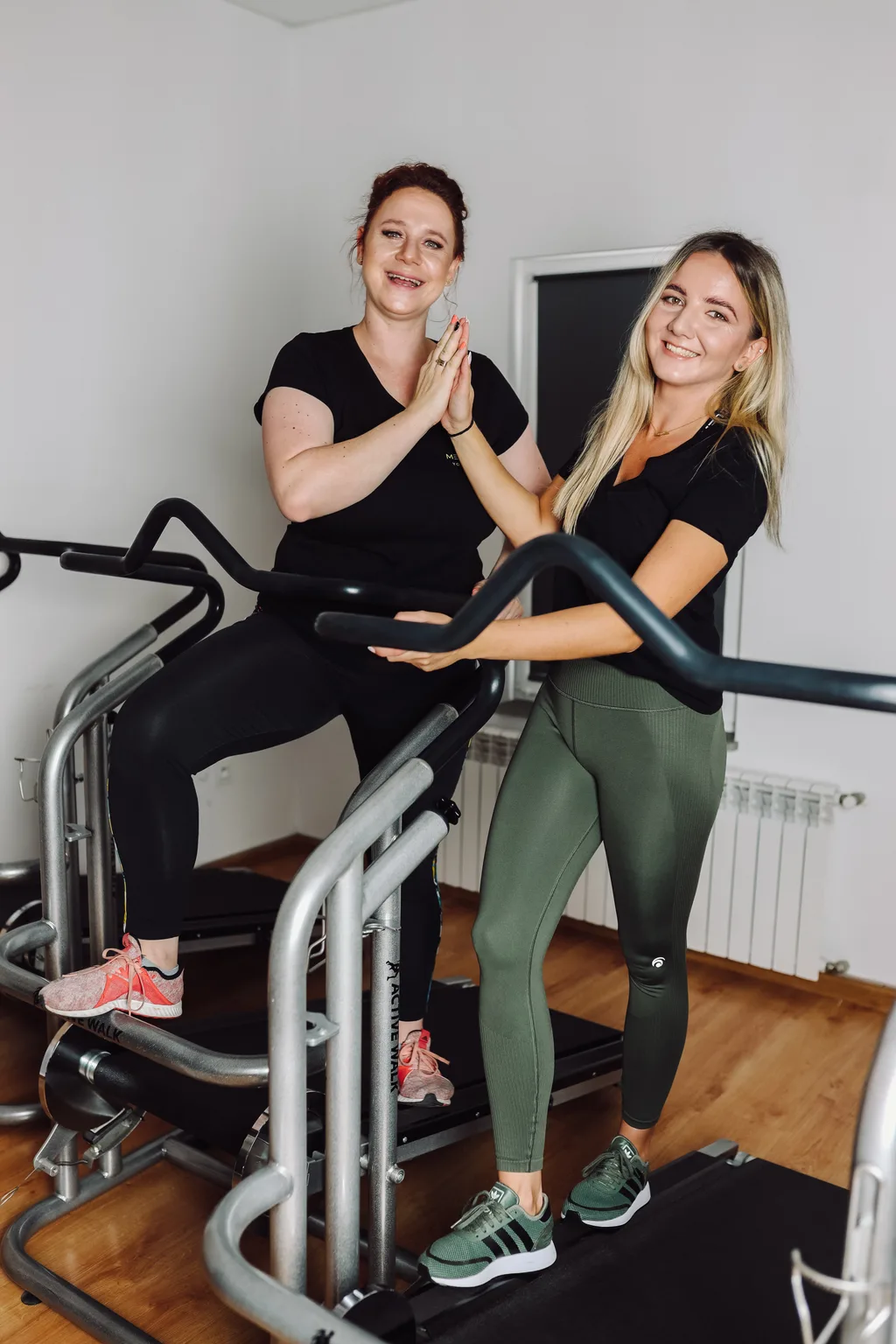 Wyciskanie hantli nad głowę podczas treningu FBW w ME Studio