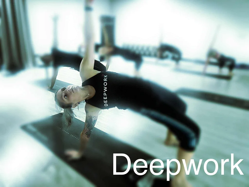 Ćwiczenie na macie w rytmie muzyki podczas zajęć DEEPWORK w ME Studio