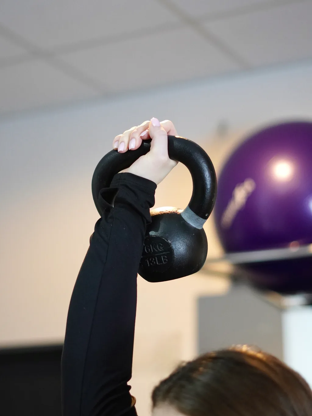 Kettlebell wyciskany nad głowę podczas zajęć Kettle w ME Studio